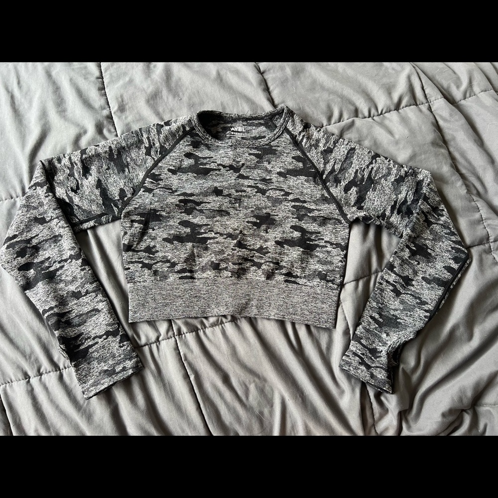 Medium long sleeve crop top in camo black from AYBL.